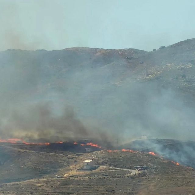 Φωτιά στην Κάρυστο: Ενισχύθηκαν οι δυνάμεις – 112 για εκκένωση