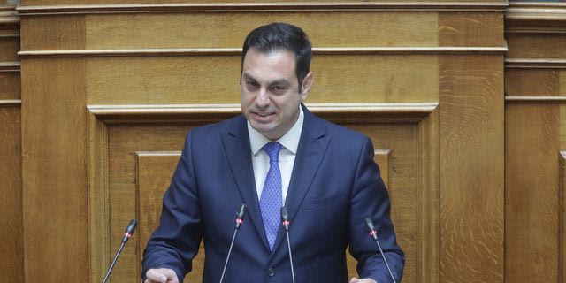 Βουλευτής της ΝΔ καλεί όποιον δεν έχει 10 ευρώ για βενζίνη, “να πάει με τα ΜΜΜ”
