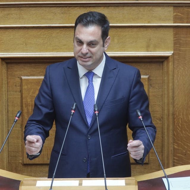 Βουλευτής της ΝΔ καλεί όποιον δεν έχει 10 ευρώ για βενζίνη, “να πάει με τα ΜΜΜ”