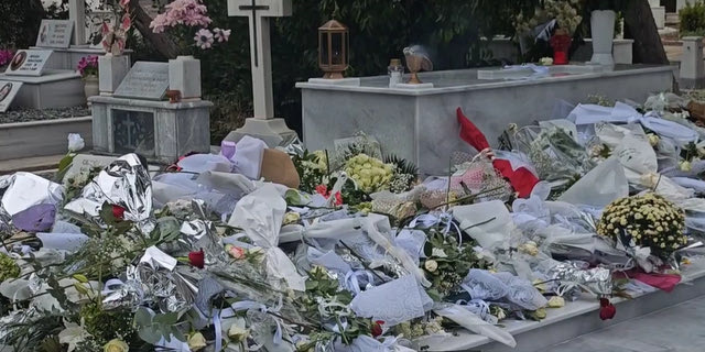 Βουβό προσκύνημα στο Γ’ Νεκροταφείο για τον Μαζωνάκη – “Βουνό” από λουλούδια και σημειώματα