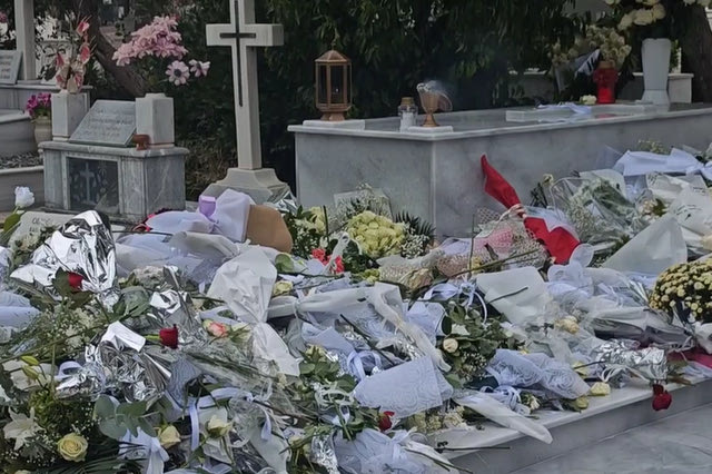 Βουβό προσκύνημα στο Γ’ Νεκροταφείο για τον Μαζωνάκη – “Βουνό” από λουλούδια και σημειώματα
