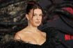 Η Millie Bobby Brown περπάτησε με λάμα και φωτογραφήθηκε με το μπικίνι της στους Δολομίτες