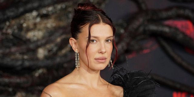 Η Millie Bobby Brown περπάτησε με λάμα και φωτογραφήθηκε με το μπικίνι της στους Δολομίτες