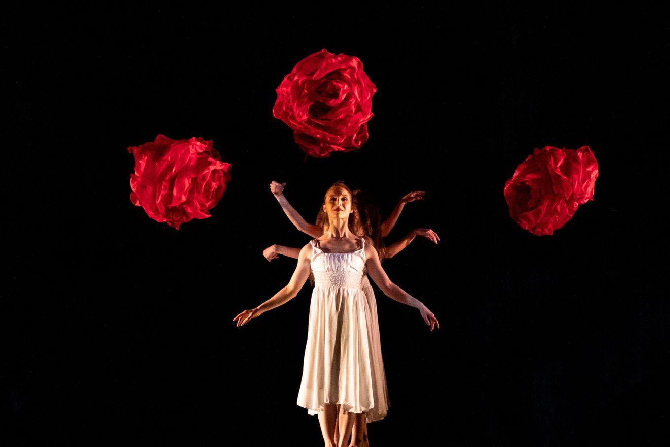 MOMIX: Οι “μάγοι του χορού” επιστρέφουν με την Αλίκη στη Χώρα των Θαυμάτων