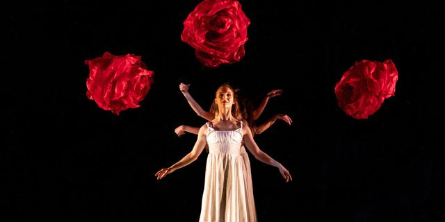 MOMIX: Οι “μάγοι του χορού” επιστρέφουν με την Αλίκη στη Χώρα των Θαυμάτων