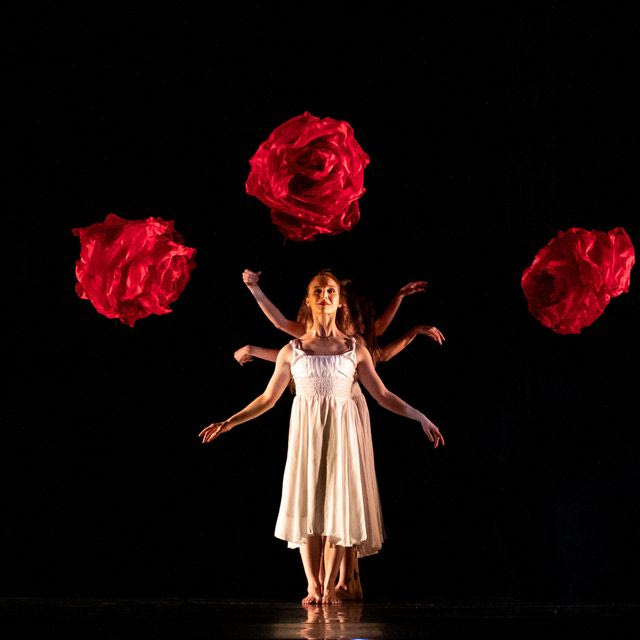 MOMIX: Οι “μάγοι του χορού” επιστρέφουν με την Αλίκη στη Χώρα των Θαυμάτων