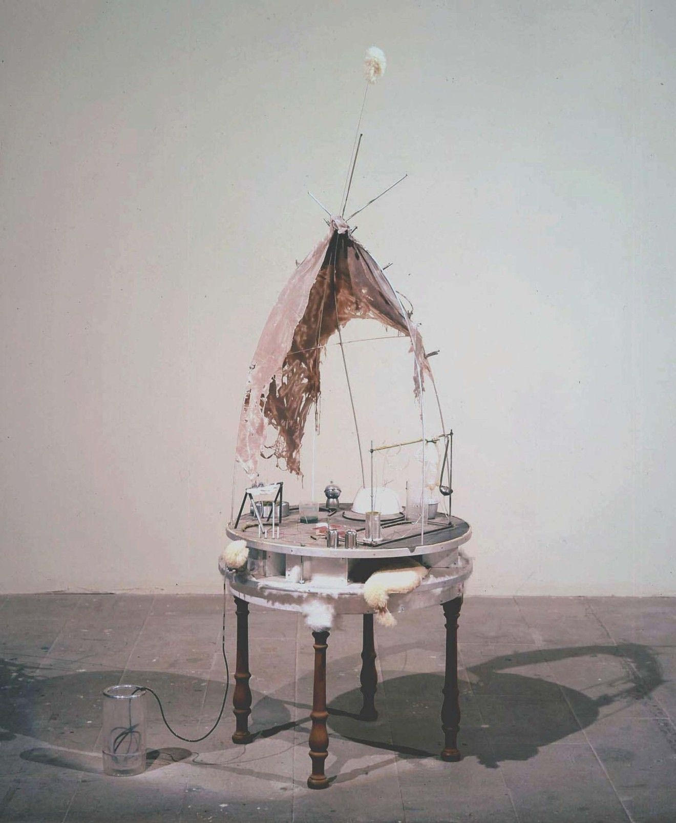 NOBUKO TSUCHIYA ΝΙΚΗ ΤΗΣ ΣΑΜΟΘΡΑΚΗΣ 2003 Μικτή τεχνική 180 × 80 × 75 εκ. Παραχώρηση της καλλιτέχνιδος και της γκαλερί Anthony Reynolds, Λονδίνο 
