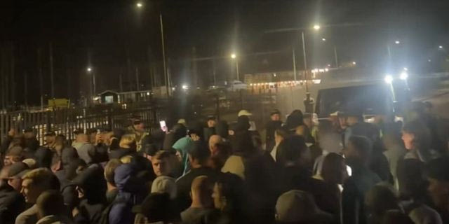 Πογκρόμ από ακροδεξιούς στο Πόρτσμουθ – Μπλόκαραν λεωφορεία με 140 αιτούντες άσυλο
