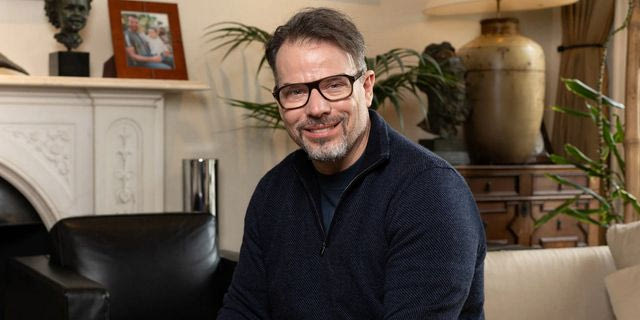 Κρις Ρόκος: Ποιος είναι ο δισεκατομμυριούχος που εγκαταλείπει τη Βρετανία για την Ελλάδα