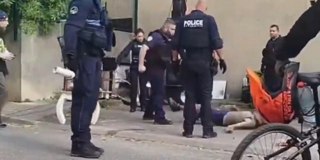 Γαλλία: Νεκρός 29χρονος μετά τον ξυλοδαρμό από αστυνομικό – Σάλος με το επίμαχο βίντεο