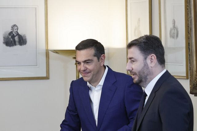 Ο Μητσοτάκης δεν θα πέσει με το “ο καθένας μόνος του”