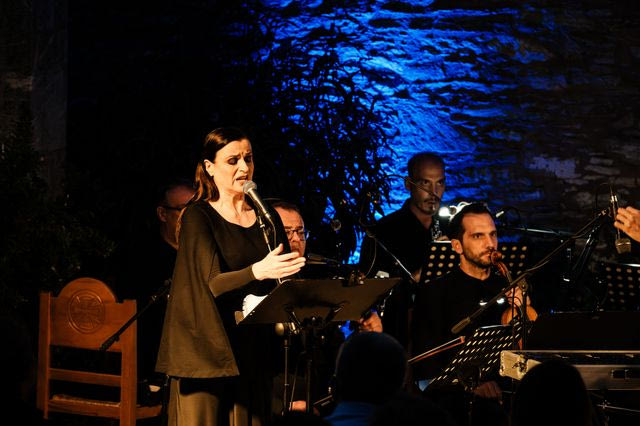 Η Καραμπέτη έδωσε ξανά φωνή στη “Φόνισσα” – Είδαμε την πρεμιέρα στη Σκιάθο