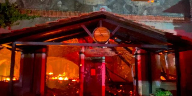 Πάτρα: Κάηκε ολοσχερώς η κάβα στο ιστορικό οινοποιείο της Achaia Clauss – Φωτογραφίες