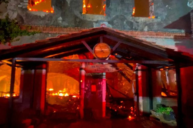 Πάτρα: Κάηκε ολοσχερώς η κάβα στο ιστορικό οινοποιείο της Achaia Clauss – Φωτογραφίες
