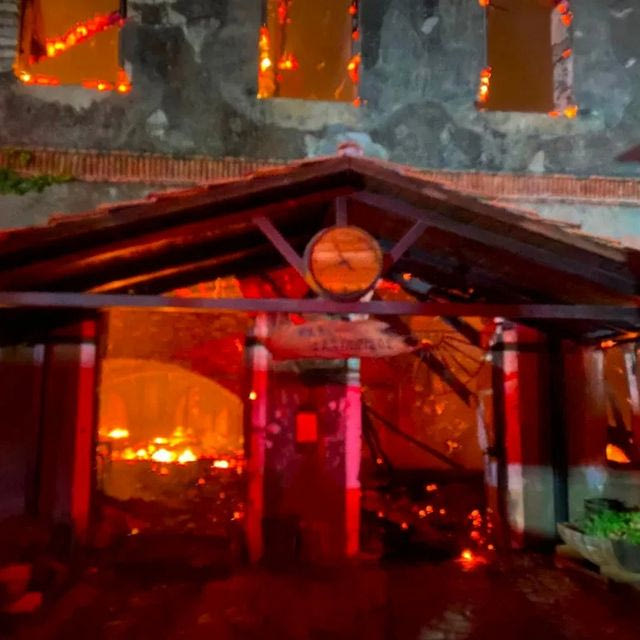 Πάτρα: Κάηκε ολοσχερώς η κάβα στο ιστορικό οινοποιείο της Achaia Clauss – Φωτογραφίες