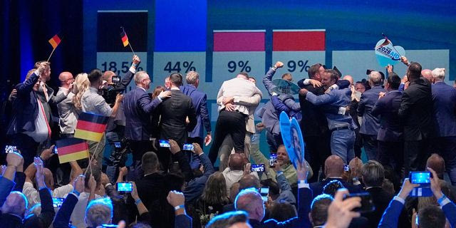 Μέλη του ακροδεξιού AfD πανηγυρίζουν, στο άκουσμα των exit poll στο γερμανικό κρατίδιο της Σαξονίας-Άνχαλτ