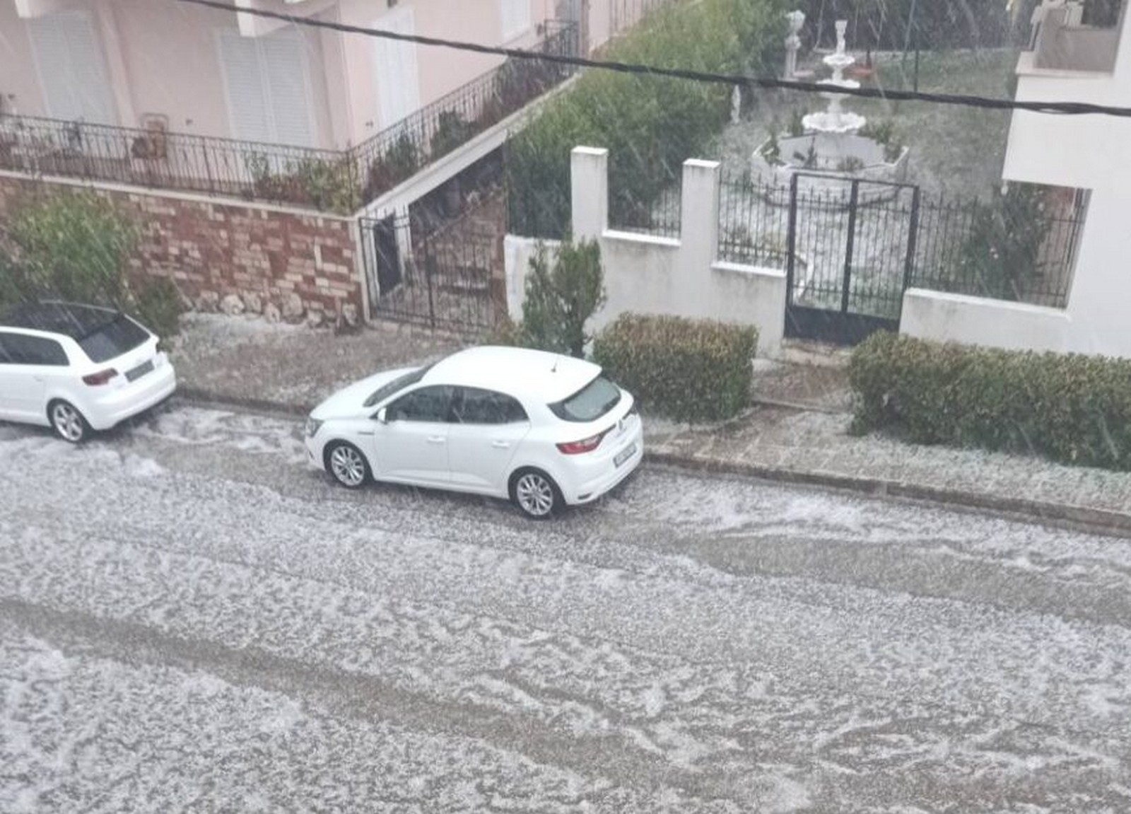 Αγρίνιο: Πλημμύρες και έντονη χαλαζόπτωση στο κέντρο της πόλης