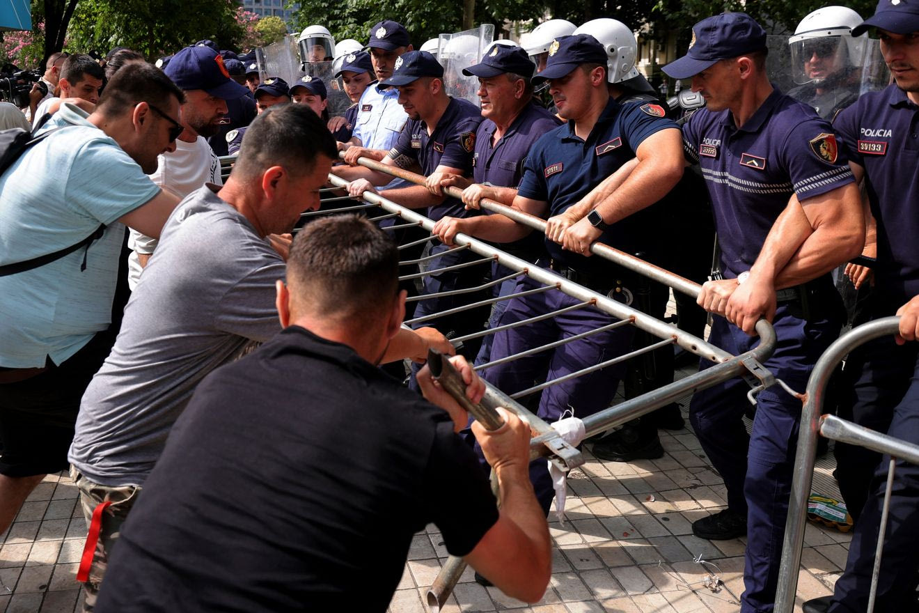 H Επανάσταση των Φλαμίνγκο παραμένει ενεργή στους δρόμους