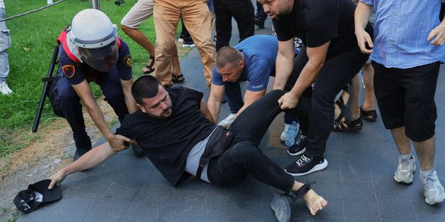 Αλβανία: Ταραχές στα Τίρανα, σε διαδήλωση κατά του τουριστικού σχεδίου Κούσνερ