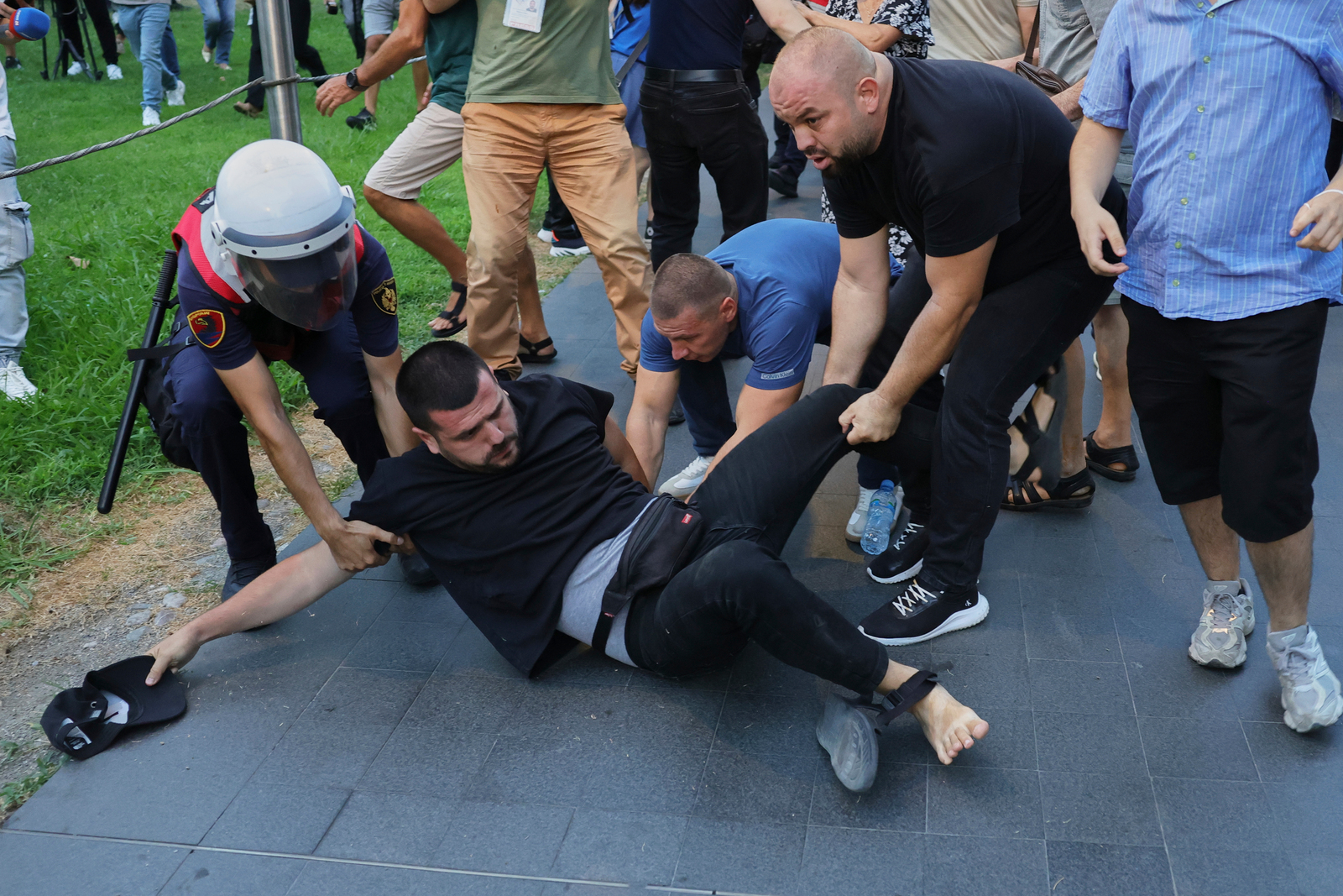 Αλβανία: Ταραχές στα Τίρανα, σε διαδήλωση κατά του τουριστικού σχεδίου Κούσνερ