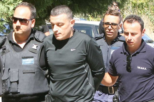 Αλκέτ Ριζάι: Ανθρωποκυνηγητό για τον εντοπισμό του – Οι πυροβολισμοί στην Ανάβυσσο και οι 16 άδειες
