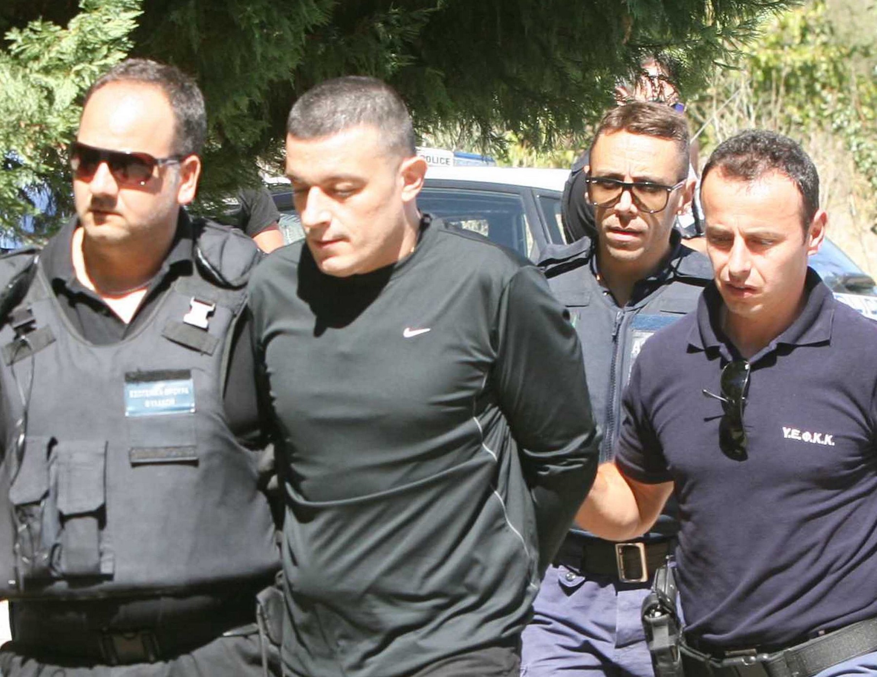 Αλκέτ Ριζάι: Ανθρωποκυνηγητό για τον εντοπισμό του – Οι πυροβολισμοί στην Ανάβυσσο και οι 16 άδειες