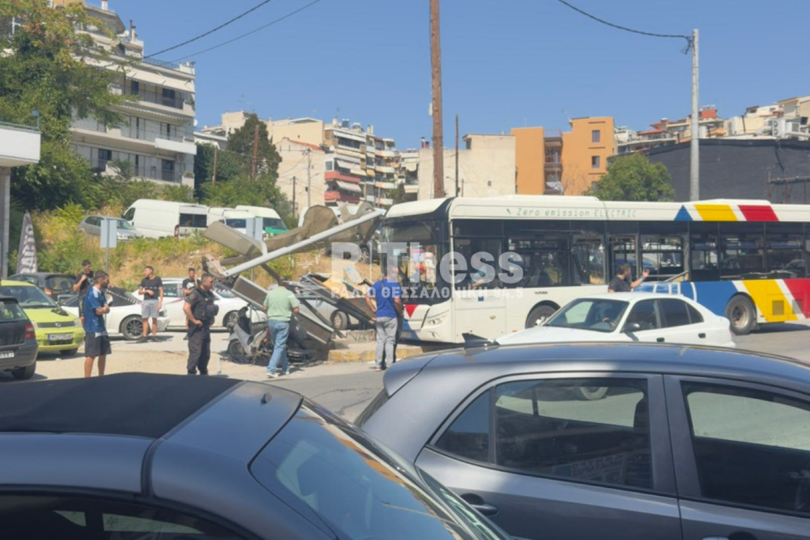 Θεσσαλονίκη: Αστικό λεωφορείο έπεσε σε στάση - Tέσσερις τραυματίες, οι δύο σοβαρά