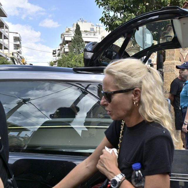 Κατέρρευσε η Μαρία Μπεκατώρου στην κηδεία του Γιώργου Μαζωνάκη