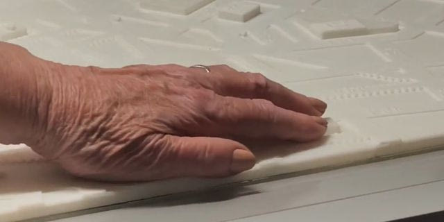 Απτικός χάρτης με γραφή Braille στο Μετρό Συντάγματος – Πώς λειτουργεί