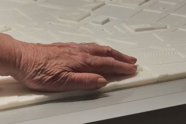 Απτικός χάρτης με γραφή Braille στο Μετρό Συντάγματος – Πώς λειτουργεί