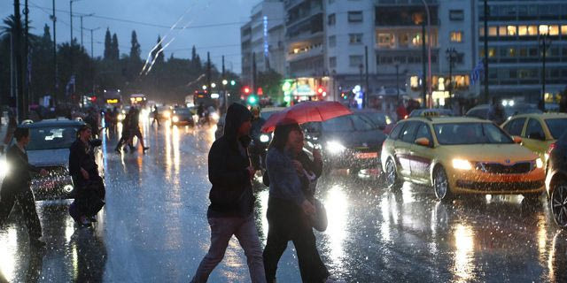 Βροχερό σκηνικό στην Αθήνα (φωτογραφία αρχείου)
