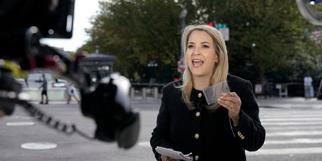 Η δημοσιογράφος του CNN Μπέτσι Κλάιν κρατά μια άδεια θήκη διαπίστευσης, αφού της κατασχέθηκε έπειτα από την απαγόρευση που επέβαλε ο πρόεδρος Ντόναλντ Τραμπ