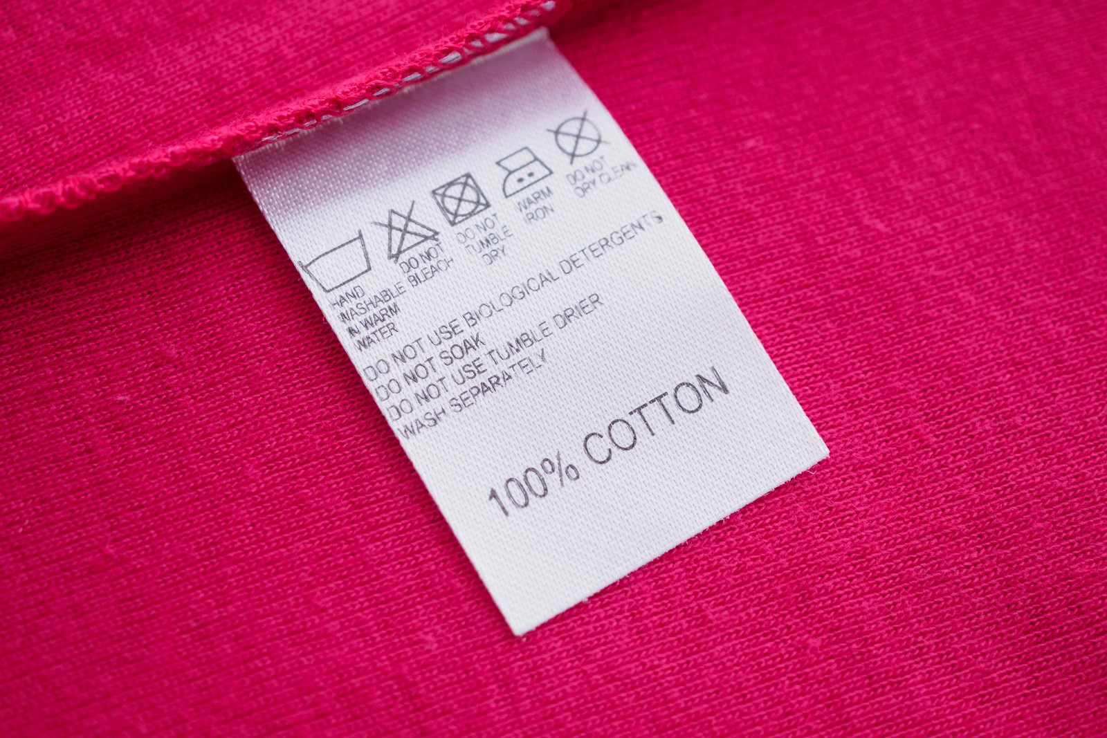 Από 5 έως 50 ευρώ: Τι ορίζει την τιμή ενός T-shirt - Οι online λέξεις-κλειδιά στην αναζήτηση