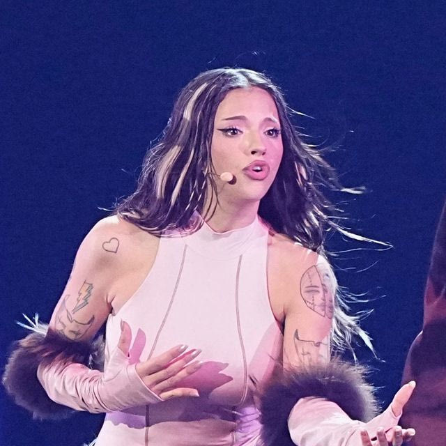 Η Dara αποχαιρέτησε τον Μαζωνάκη με “Gucci Φόρεμα”: “Το soundtrack των παιδικών μου χρόνων”