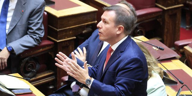 Κόντρα Φλωρίδη-Δουδωνή στη Βουλή: “Δες πού κατάντησες”