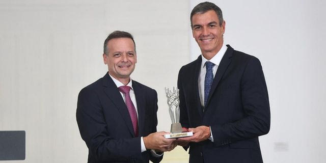 Ο Χάρης Δούκας απένειμε στον Πέδρο Σάντσεθ το Βραβείο Δημοκρατίας της Πόλης των Αθηνών 2026