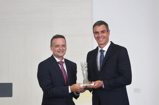 Ο Χάρης Δούκας απένειμε στον Πέδρο Σάντσεθ το Βραβείο Δημοκρατίας της Πόλης των Αθηνών 2026