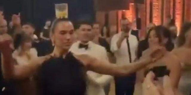 H Ντούα Λίπα χόρεψε σε γλέντι στο Κόσοβο με ποτήρι στο κεφάλι – Βίντεο