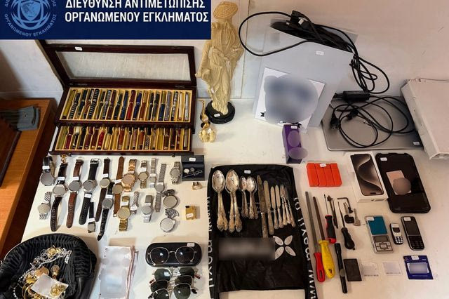 Εξαρθρώθηκε σπείρα διαρρηκτών στην Αττική – Το “κόλπο” με τις σημαδεμένες πόρτες – Βίντεο