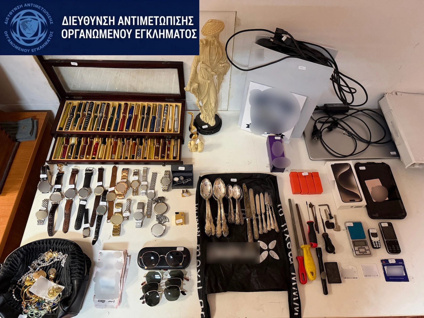 Εξαρθρώθηκε σπείρα διαρρηκτών στην Αττική – Το “κόλπο” με τις σημαδεμένες πόρτες, βίντεο