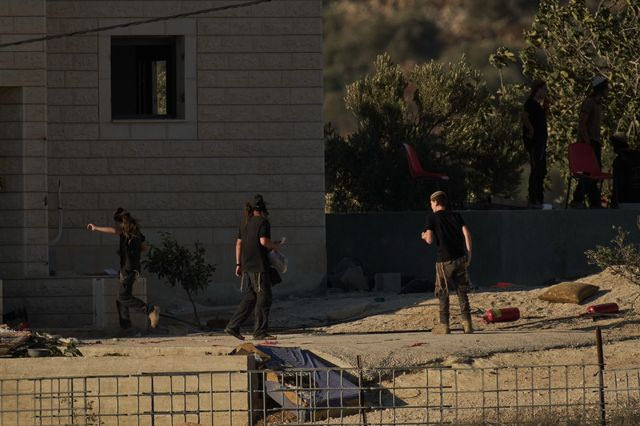 Ισραηλινοί έποικοι επιτίθενται σε σπίτια Παλαιστινίων στη Δυτική Όχθη