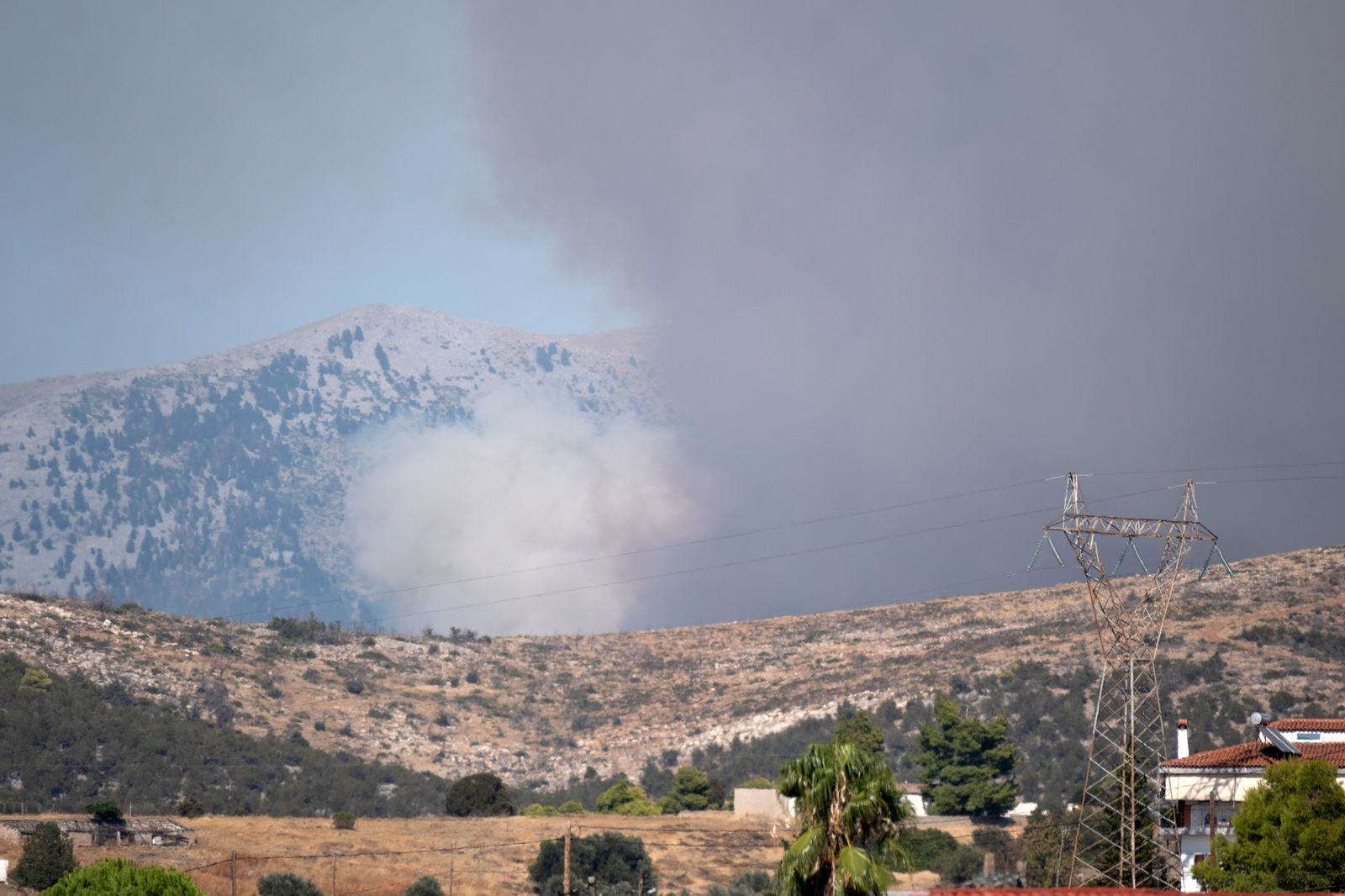 Φωτιά στην Εύβοια: Ενισχύονται συνεχώς οι δυνάμεις - 13 εναέρια στη μάχη, μήνυμα 112 για εκκένωση
