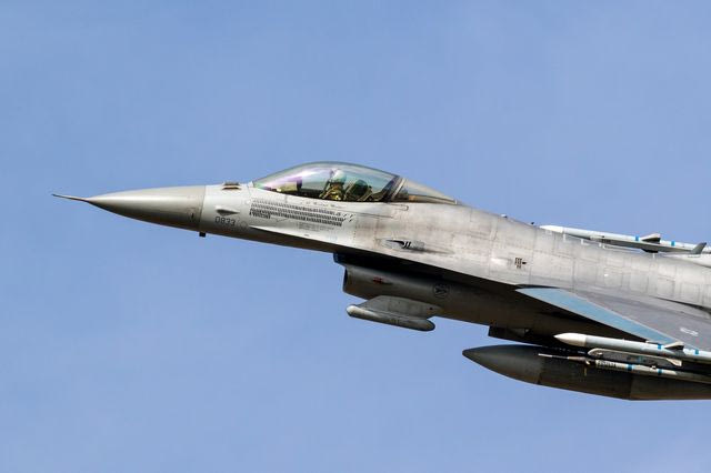 Γερμανία: Συνετρίβη F-16 σε αμερικανική βάση