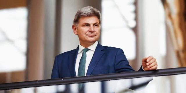 ΠΑΣΟΚ: Στην Αίγυπτο και τη Μονή Σινά ο Φαραντούρης – Συνάντηση στο αιγυπτιακό ΥΠΕΞ
