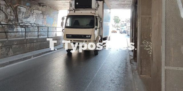 Θεσσαλονίκη: Φορτηγό “φράκαρε” κάτω από γέφυρα στον Περιφερειακό