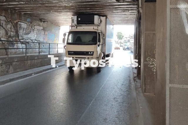 Θεσσαλονίκη: Φορτηγό “φράκαρε” κάτω από γέφυρα στον Περιφερειακό