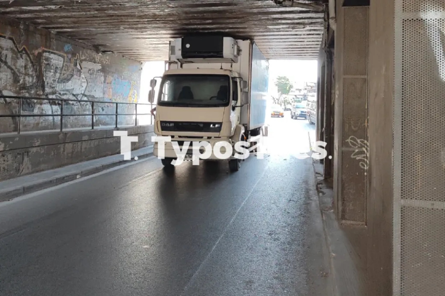 Θεσσαλονίκη: Φορτηγό “φράκαρε” κάτω από γέφυρα στον Περιφερειακό