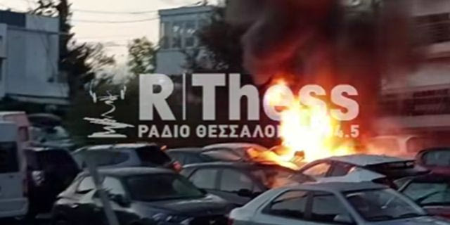 Θεσσαλονίκη: Στις φλόγες τρία αυτοκίνητα στην Πυλαία – Φωτιά σε εν κινήσει φορτηγό στον Περιφερειακό