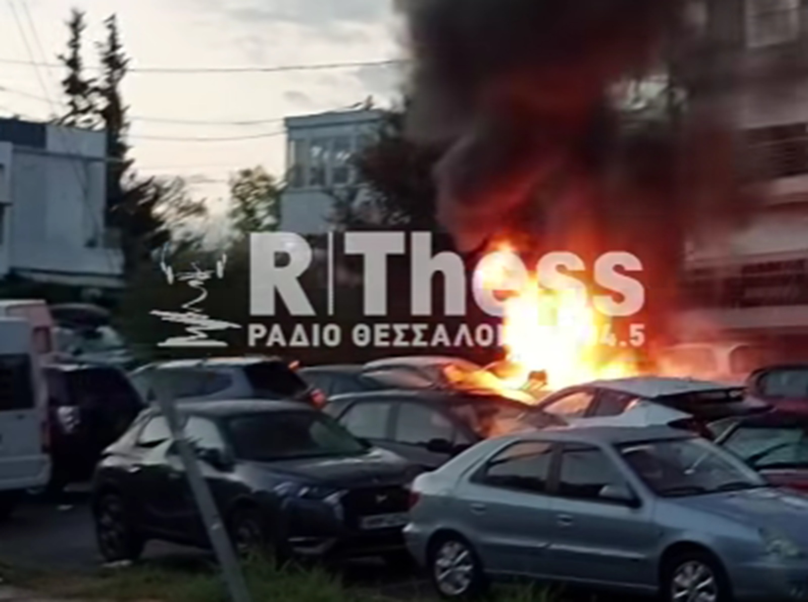 Θεσσαλονίκη: Στις φλόγες τρία αυτοκίνητα στην Πυλαία – Φωτιά σε εν κινήσει φορτηγό στον Περιφερειακό
