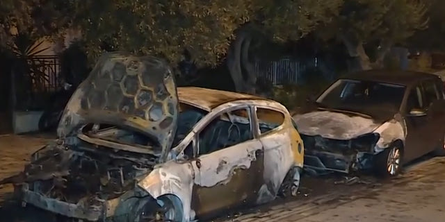 Ηλιούπολη: Φωτιά σε ΙΧ τα ξημερώματα – Ζημιές και σε δυο παρακείμενα οχήματα